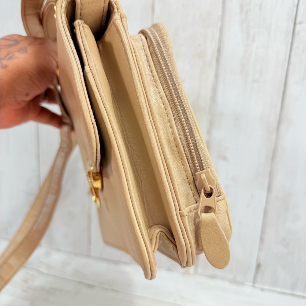 Vintage Tan 80s Faux leather Crossbody Hand bag purse With Mirror & Key Chain - Picture 11 of 13